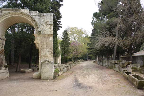 Arles antique, parcours, circuit, blog culture, test, ballade, thermes, Alyscamps, théâtre, arènes