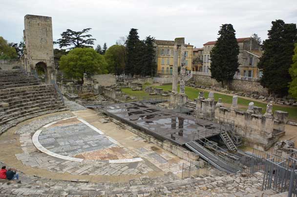 Arles antique, parcours, circuit, blog culture, test, ballade, thermes, Alyscamps, théâtre, arènes