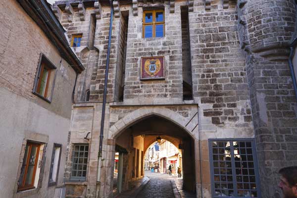 Semur-en-Auxois, Semur, Auxois, Dijon, Duc de Bourgogne, parcours, remparts, cité médiévale, armançon, cité de caractère, village de france, Bourgogne, balade, blog culture